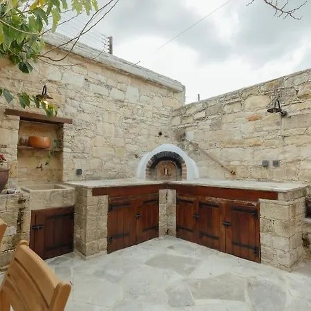 The Yard Traditional * Βάσα Κοιλανίου
