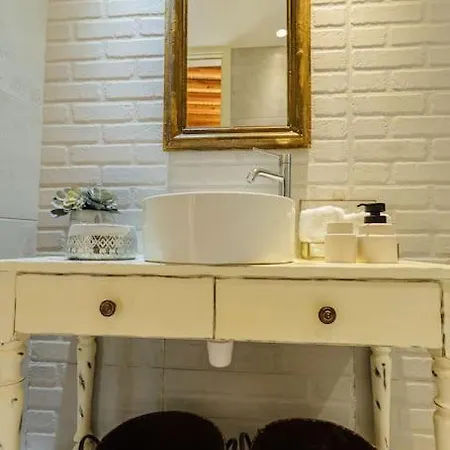 The Yard Traditional Tatil Evi