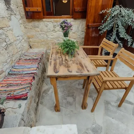 The Yard Traditional * Vasa Kilaniou