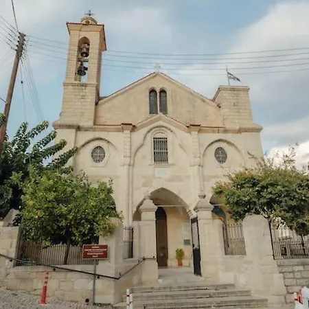 The Yard Traditional * Vasa Kilaniou