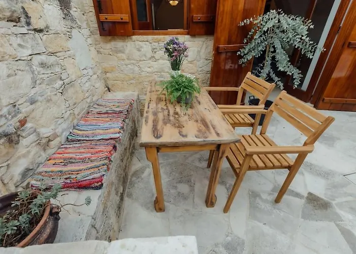 The Yard Traditional * Βάσα Κοιλανίου