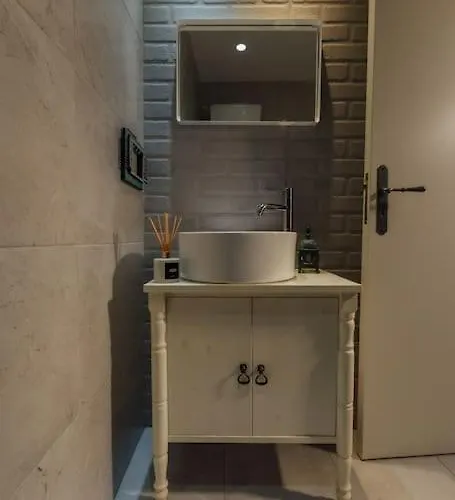 The Yard Traditional Βάσα Κοιλανίου