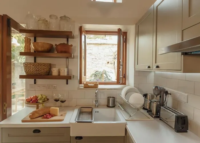 The Yard Traditional Βάσα Κοιλανίου