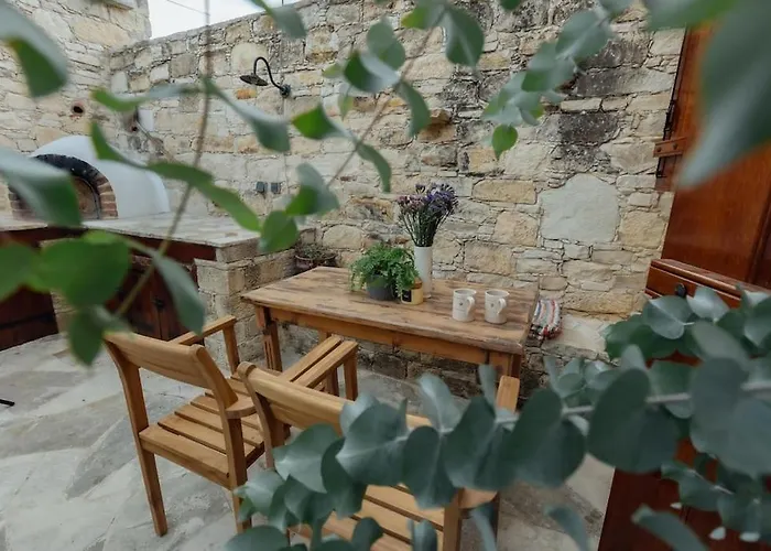 The Yard Traditional Βάσα Κοιλανίου