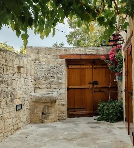 The Yard Traditional Βάσα Κοιλανίου