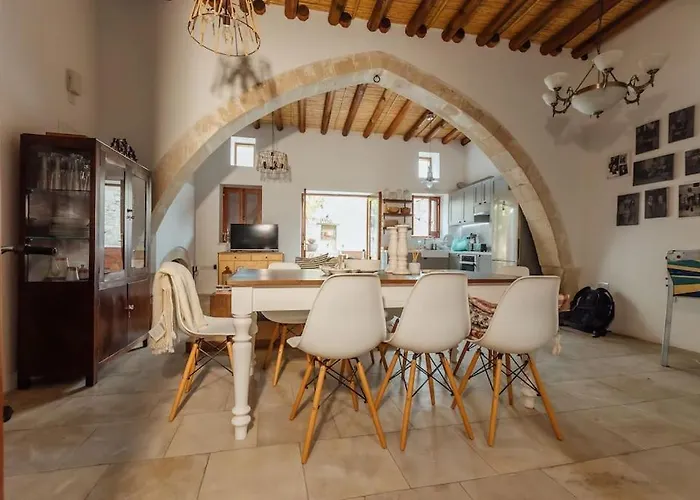 The Yard Traditional Βάσα Κοιλανίου