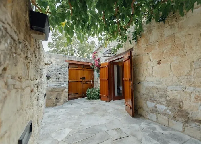 The Yard Traditional Βάσα Κοιλανίου